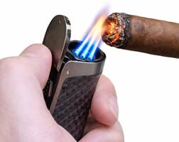 Jet flame cigar lighter tæt på – kraftig flamme i vind